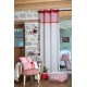 Draperie gri cu flori rosii